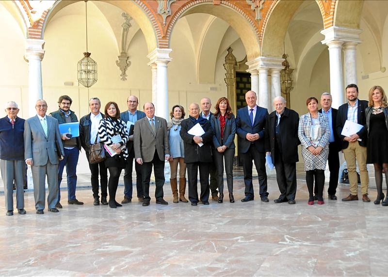  Antonio Ruiz se fotografió ayer con representantes de las asociaciones. - Foto:CORDOBA