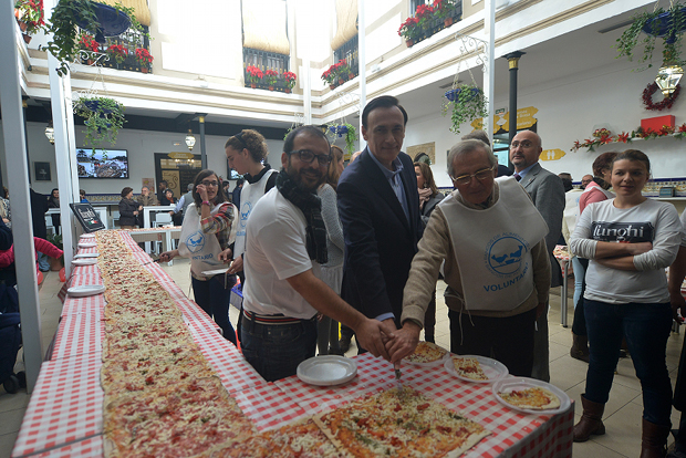 Autoridades y pizza solidaria en los Patios de la Marquesa | TONI BLANCO