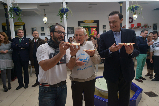 Kisko García prueba una porción de su pizza solidaria | TONI BLANCO